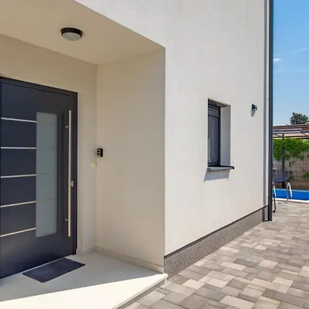 Luxury Metramaris1 *