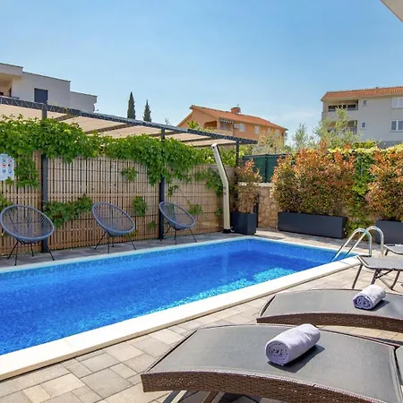 فيلة Luxury Metramaris1